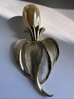 Vintage Sarah Coventry Faux Pearl Tulip Bud Gold Tone statement Brooch #121